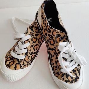 Leopard print canvas sneakers 🐆